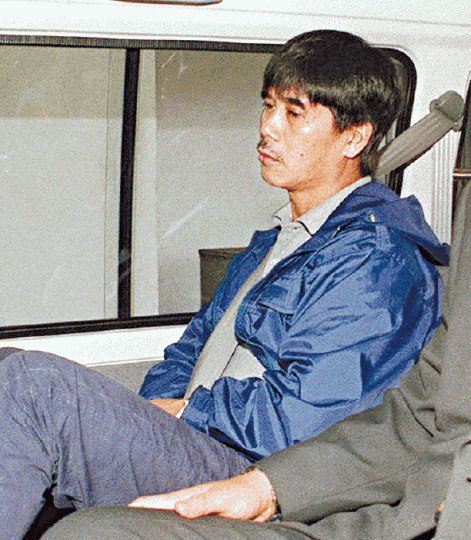 「槍癡」劉以禮,過去曾多次因非法藏械被判罪成,甚至入獄。資料圖片行動所撿獲的手槍配件。警方提供圖片劉的住所門外泊有多輛四驅車及一艘荒廢的快艇。文兆麟攝警方在行動中撿獲配有瞄準器的自組Glock手槍。 「槍癡」劉以禮,過去曾多次因非法藏械被判罪成,甚至入獄。資料圖片行動所撿獲的手槍配件。警方提供圖片劉的住所門外泊有多輛四驅車及一艘荒廢的快艇。文兆麟攝警方在行動中撿獲配有瞄準器的自組Glock手槍。