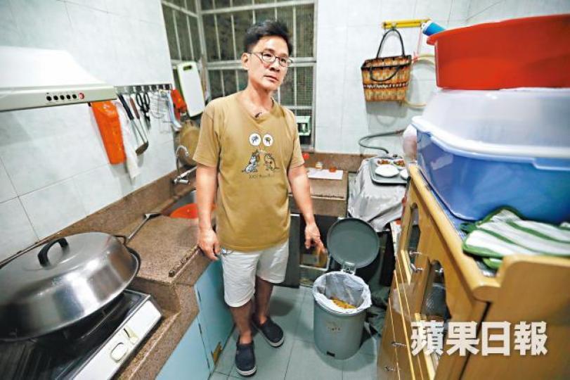 參加模擬計劃的四人家庭住戶李先生每日使用一個20公升垃圾袋,每月須繳$66垃圾費。 陳海威攝 參加模擬計劃的四人家庭住戶李先生每日使用一個20公升垃圾袋,每月須繳$66垃圾費。 陳海威攝