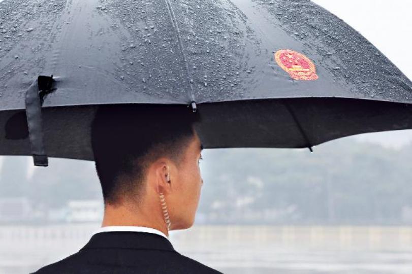 習近平整治國安系統,將省級國安拆牌,歸黨統領;圖為人民大會堂外一名便衣探員值勤。 路透社 習近平整治國安系統,將省級國安拆牌,歸黨統領;圖為人民大會堂外一名便衣探員值勤。 路透社