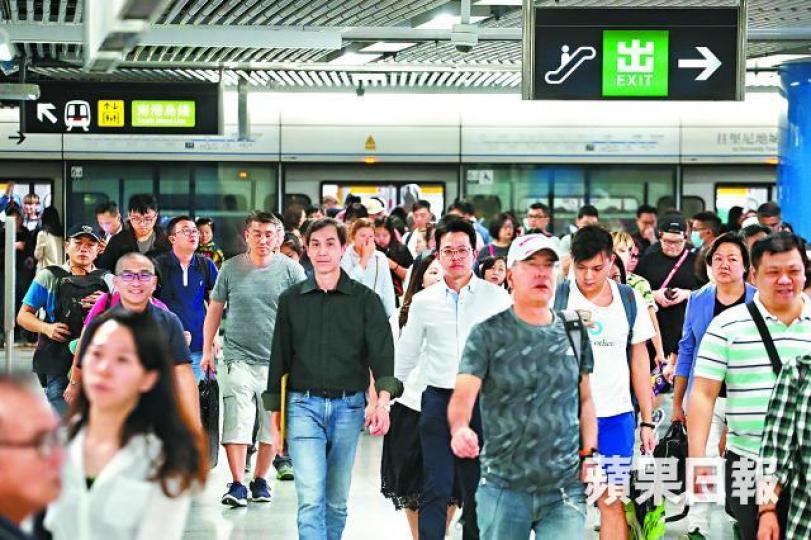 港鐵將於周末推出一次性票價優惠,補償受四綫冧檔影響的市民。黃耀興攝 港鐵將於周末推出一次性票價優惠,補償受四綫冧檔影響的市民。黃耀興攝