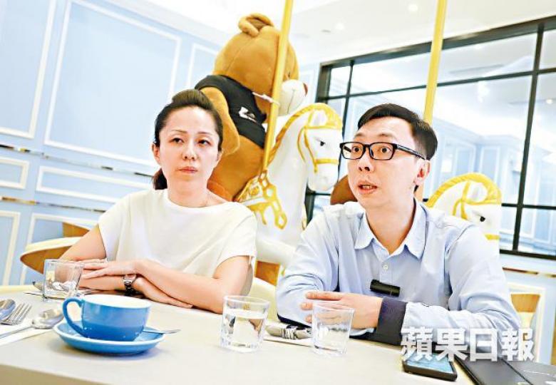 杏花新城商戶Virginia及Anthony不滿管理公司港鐵的善後工作。譚德潤攝有指不少區外客在打風期間轉移去其他商場消費,因此流失客源。山竹襲港時,Cafe Paradise水浸嚴重。受訪者提供 杏花新城商戶Virginia及Anthony不滿管理公司港鐵的善後工作。譚德潤攝有指不少區外客在打風期間轉移去其他商場消費,因此流失客源。山竹襲港時,Cafe Paradise水浸嚴重。受訪者提供