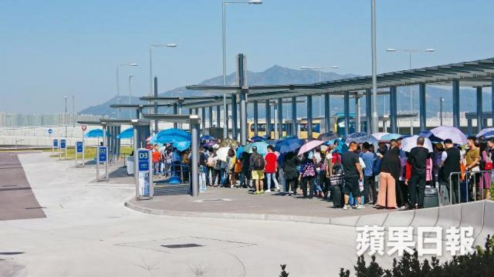 港珠澳大橋香港口岸往澳門的金巴車站昨中午有大批乘客撐傘等車。翁鈺輝攝外界質疑金巴班次不足以應付高峯客量,陳帆稱因旅客回家時間比較集中。陳帆 港珠澳大橋香港口岸往澳門的金巴車站昨中午有大批乘客撐傘等車。翁鈺輝攝外界質疑金巴班次不足以應付高峯客量,陳帆稱因旅客回家時間比較集中。陳帆
