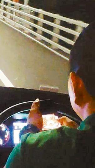 涉事司機在港珠澳大橋行駛期間玩手機。讀者提供圖片 涉事司機在港珠澳大橋行駛期間玩手機。讀者提供圖片