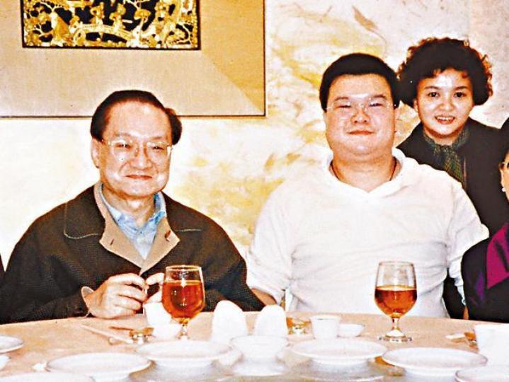 金庸與次子查傳倜(中)及幼女查傳訥(右)關係要好。 金庸與次子查傳倜(中)及幼女查傳訥(右)關係要好。