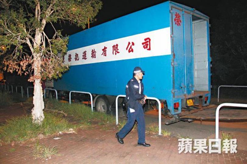其中一架貨車在元朗尋回,已人去車空。 其中一架貨車在元朗尋回,已人去車空。
