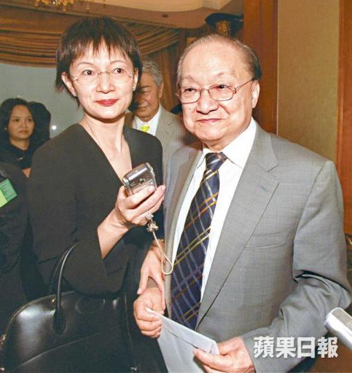 金庸與現任妻子林樂怡1976年結婚。資料圖片與首任妻子杜治芬的婚姻僅維持數年。 金庸與現任妻子林樂怡1976年結婚。資料圖片與首任妻子杜治芬的婚姻僅維持數年。