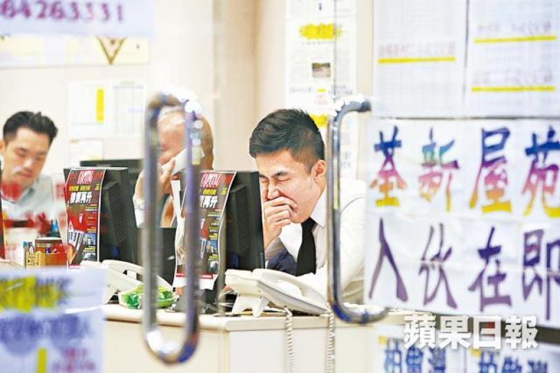 樓市淡靜，代理行拍烏蠅，恐有大裁員危機。王子俊攝美聯向員工發瘦身通告，向bottom榜的100名員工開刀。