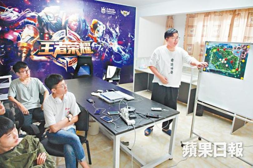 青訓營教練向學員講解戰術重點。