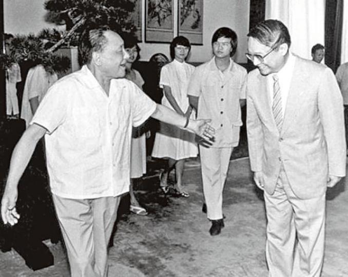 鄧小平1981年在人民大會堂接見查良鏞。
鄧小平1981年在人民大會堂接見查良鏞。