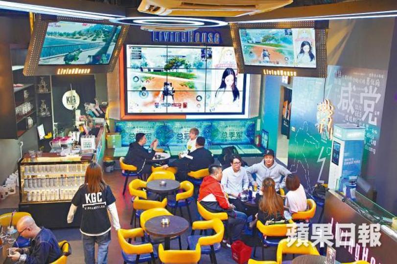 廣州連鎖手遊館透過大螢幕實時播放遊戲畫面。