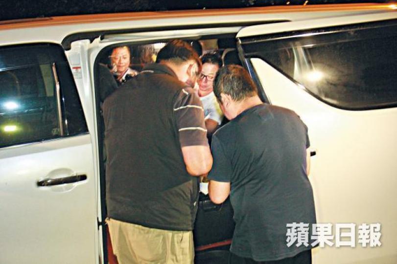 物流公司東主(白衣者)及內地貨車司機(右)協助警方調查。黎志偉攝 物流公司東主(白衣者)及內地貨車司機(右)協助警方調查。黎志偉攝