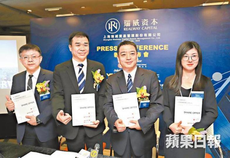 瑞威主席成軍（右二）及一眾管理層。譚德潤攝