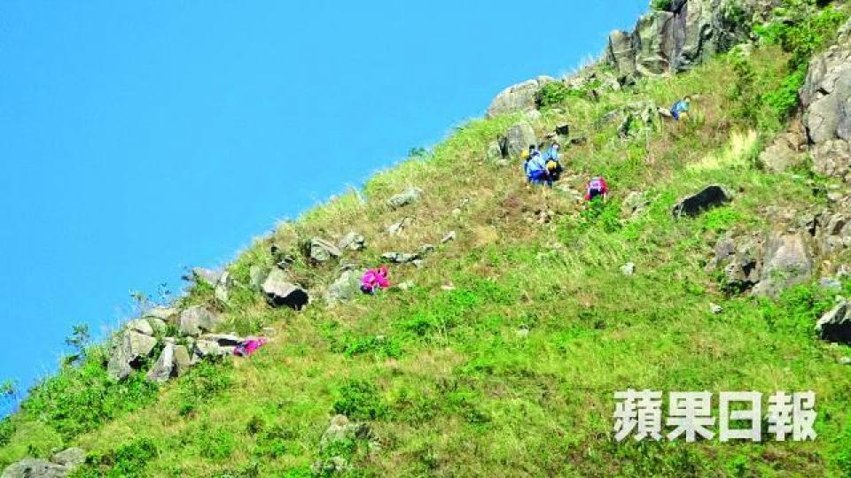 大批搜救人員昨到飛鵝山搜索失蹤行山女子。張培生攝