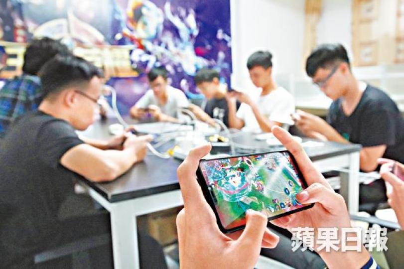 《王者榮耀》成為年輕玩家精神食糧，圖為青訓營訓練情況。《蘋果》記者攝《蘋果》記者實測《王者榮耀》，發現超時打機將被強制下線。