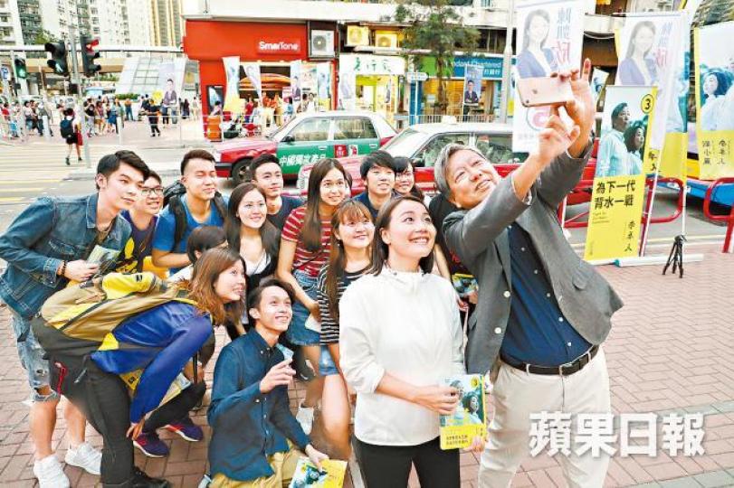 李卓人昨落區拉票，與一眾支持者自拍。江俊豪攝