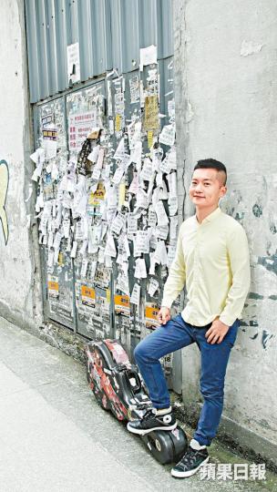 林一峰指遊客與旅人不同,他期望音樂會能讓觀眾有在青年旅舍中相聚的感覺。林一峰將於藝術中心舉辦音樂會,算是為自己15年歌唱生涯來個小總結。8年前到荷蘭看花海後,想到香港抗爭中的菜園村,一峰寫了《簡單不簡單》。一峰說,去旅行盡量不帶其他物件,包括腦袋。受訪者提供圖片《歌裏人》是林一峰第8本著作,探討他對音樂創作的看法等。一峰視盧凱彤是第二個妹,對她的離去,他到現在還未有心理準備談及。 林一峰指遊客與旅人不同,他期望音樂會能讓觀眾有在青年旅舍中相聚的感覺。林一峰將於藝術中心舉辦音樂會,算是為自己15年歌唱生涯來個小總結。8年前到荷蘭看花海後,想到香港抗爭中的菜園村,一峰寫了《簡單不簡單》。一峰說,去旅行盡量不帶其他物件,包括腦袋。受訪者提供圖片《歌裏人》是林一峰第8本著作,探討他對音樂創作的看法等。一峰視盧凱彤是第二個妹,對她的離去,他到現在還未有心理準備談及。