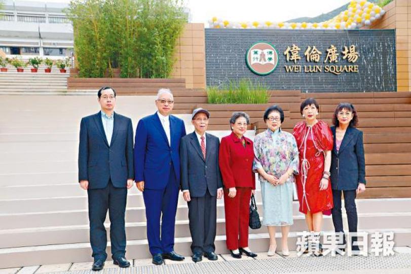 利易海倫(右三)及幼女利宛紅(右二)等利氏後人一同出席「偉倫廣場」命名典禮。何耀勤攝 利易海倫(右三)及幼女利宛紅(右二)等利氏後人一同出席「偉倫廣場」命名典禮。何耀勤攝