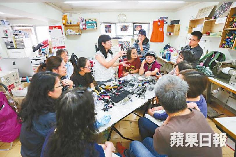 李綺眉去年開始自學修遮,現在則舉辦修遮工作坊教學生。李綺眉免費幫人修遮,傘主可隨心將手工錢捐到任何慈善機構,既環保又可做善事。一年半間李綺眉已免費幫人修好逾千把傘。嚴淑儀(右)參加過兩堂修遮工作坊,現成為李綺眉的助手,邊學邊幫人。 李綺眉去年開始自學修遮,現在則舉辦修遮工作坊教學生。李綺眉免費幫人修遮,傘主可隨心將手工錢捐到任何慈善機構,既環保又可做善事。一年半間李綺眉已免費幫人修好逾千把傘。嚴淑儀(右)參加過兩堂修遮工作坊,現成為李綺眉的助手,邊學邊幫人。