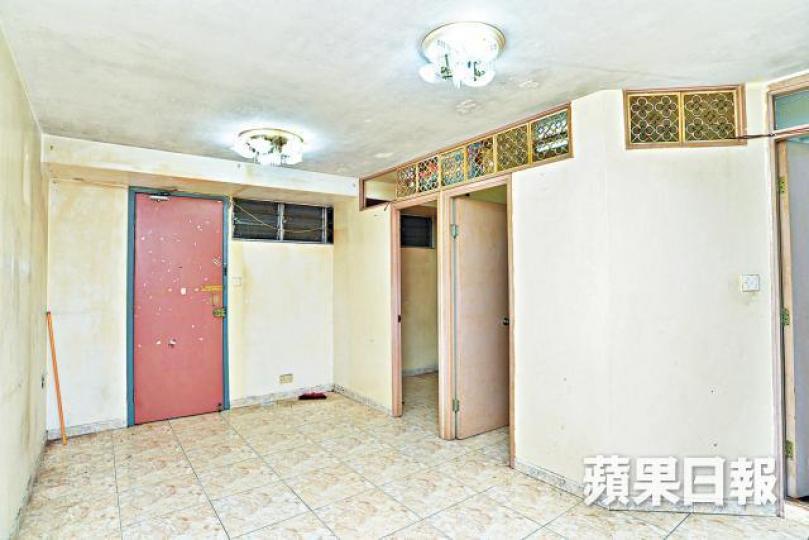 鳳德邨銀主盤內櫳殘舊,買家需大裝修。疑長期受濕氣影響,熱水爐上方出現發霉情況。廚房煤氣爐銹迹處處,抽油煙機滿佈「萬年油迹」。客廳內的「地腳」佈滿灰塵及垃圾。細房天花近半面積「起卜」,問題相當嚴重。 鳳德邨銀主盤內櫳殘舊,買家需大裝修。疑長期受濕氣影響,熱水爐上方出現發霉情況。廚房煤氣爐銹迹處處,抽油煙機滿佈「萬年油迹」。客廳內的「地腳」佈滿灰塵及垃圾。細房天花近半面積「起卜」,問題相當嚴重。