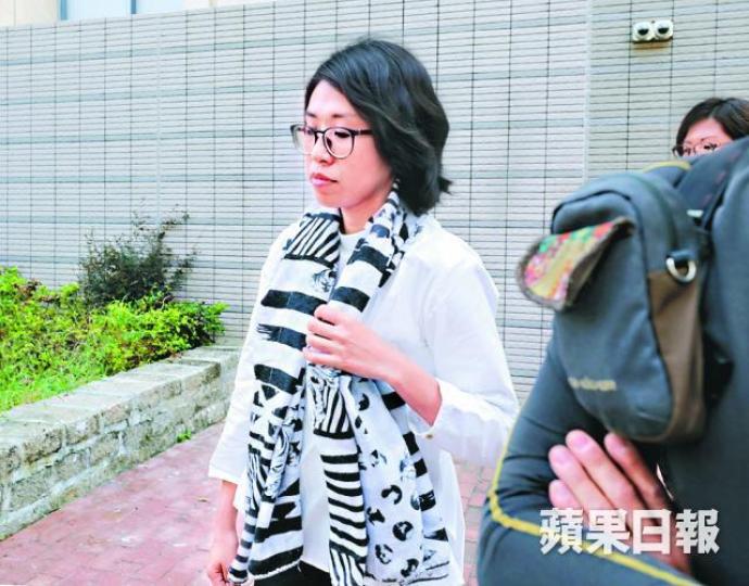 死者長女陳盈康保安局長李家超(左圖)及警務處長盧偉聰先後指的士司機非法被殺屬不幸。 死者長女陳盈康保安局長李家超(左圖)及警務處長盧偉聰先後指的士司機非法被殺屬不幸。