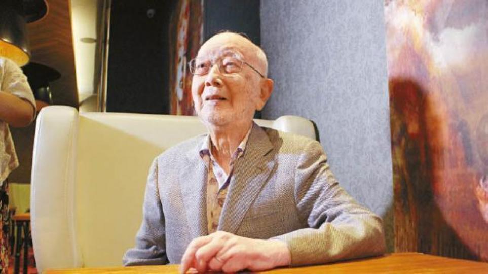 鄒文懷去年接受本報訪問時,精神飽滿地談天說地。 鄒文懷去年接受本報訪問時,精神飽滿地談天說地。