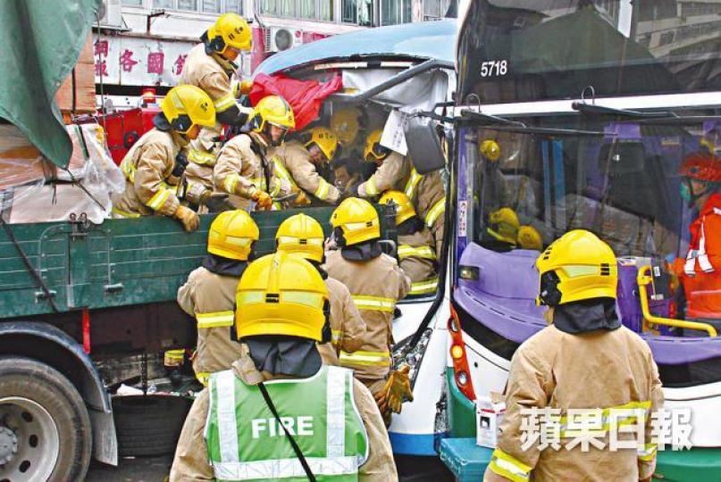 消防員拯救被困旅遊巴司機。鄭文輝攝旅遊巴撞向貨車後停下,司機被困。 消防員拯救被困旅遊巴司機。鄭文輝攝旅遊巴撞向貨車後停下,司機被困。