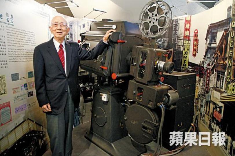 【1927-2018】鄒文懷為香港電影業的先驅者。資料圖片去年陳自強出殯,鄒文懷為其扶靈,是最後一次於公開場合露面。鄒文懷幼子鄒重璂昨晚離開醫務所時沒回應記者提問。吳耀輝攝 【1927-2018】鄒文懷為香港電影業的先驅者。資料圖片去年陳自強出殯,鄒文懷為其扶靈,是最後一次於公開場合露面。鄒文懷幼子鄒重璂昨晚離開醫務所時沒回應記者提問。吳耀輝攝