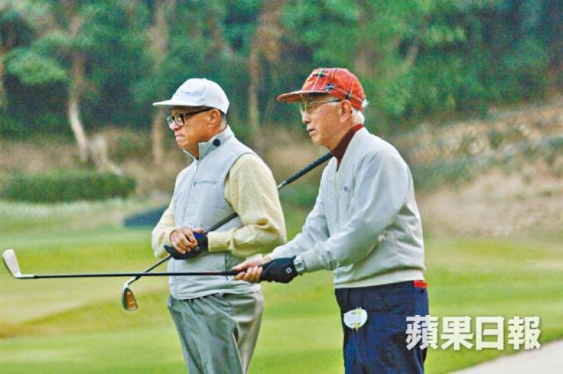 李嘉誠(左)與鄒文懷(右)經常結伴打高爾夫球。伍克波買入鄒文懷約25%嘉禾股權,嘉禾之後易名為橙天嘉禾。 李嘉誠(左)與鄒文懷(右)經常結伴打高爾夫球。伍克波買入鄒文懷約25%嘉禾股權,嘉禾之後易名為橙天嘉禾。