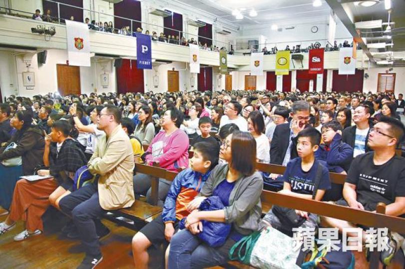 男拔中一入學簡介會,吸引逾3,000名家長到場取經。何建忠攝男拔下學年中一學額競爭激烈,約12人爭一個位。 男拔中一入學簡介會,吸引逾3,000名家長到場取經。何建忠攝男拔下學年中一學額競爭激烈,約12人爭一個位。