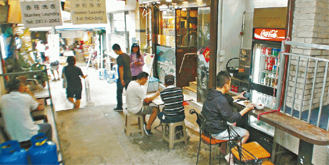 藍潔瑛下午茶時會光顧赤柱大街一間茶餐廳,然後抽煙消磨一個下午。藍潔瑛2004年曾情緒不穩,其西貢寓所被揭一片凌亂。藍潔瑛煙癮頗大,煙不離手。藍潔瑛(左)2013年被拍到在赤柱聖亞納天主堂出席彌撒。 藍潔瑛下午茶時會光顧赤柱大街一間茶餐廳,然後抽煙消磨一個下午。藍潔瑛2004年曾情緒不穩,其西貢寓所被揭一片凌亂。藍潔瑛煙癮頗大,煙不離手。藍潔瑛(左)2013年被拍到在赤柱聖亞納天主堂出席彌撒。