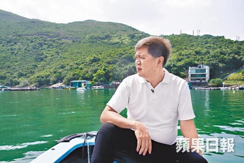 從小到大,阿輝都是靠海吃海。鹹魚,由布袋澳堂侄出海捕魚、天然生曬而成。金東大小菜廳的食客大多請阿輝寫菜,即興嘗本地鮮。山竹牛肉特別受水上人歡迎。腸粉炒蟹(時價),是日有藍花蟹及肉質非常嫩滑的本地奄仔蟹。燒鴨粉給阿輝帶來第一份滿足感。太太Ada是阿輝強大後盾,兩口子甘苦與共。阿輝的耍家功夫,第一套是燒叉燒。鹹魚之中的「一日鮮」,微微乾身而鮮香,風味獨特。手撕雞混入了水上人至愛的燒鴨髀是店中名物。$276/半隻。阿輝接手經營金東大時才20 出頭。自從店鋪主打本地鮮蜑家菜,明星老饕紛至沓來。 從小到大,阿輝都是靠海吃海。鹹魚,由布袋澳堂侄出海捕魚、天然生曬而成。金東大小菜廳的食客大多請阿輝寫菜,即興嘗本地鮮。山竹牛肉特別受水上人歡迎。腸粉炒蟹(時價),是日有藍花蟹及肉質非常嫩滑的本地奄仔蟹。燒鴨粉給阿輝帶來第一份滿足感。太太Ada是阿輝強大後盾,兩口子甘苦與共。阿輝的耍家功夫,第一套是燒叉燒。鹹魚之中的「一日鮮」,微微乾身而鮮香,風味獨特。手撕雞混入了水上人至愛的燒鴨髀是店中名物。$276/半隻。阿輝接手經營金東大時才20 出頭。自從店鋪主打本地鮮蜑家菜,明星老饕紛至沓來。
