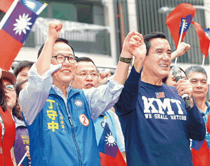 丁守中(左)獲馬英九站台支持。台灣《蘋果日報》姚文智(右二)與黨友上街拉票。台灣《蘋果日報》柯文哲(前右二)馬不停蹄出席選舉活動。台灣《蘋果日報》 丁守中(左)獲馬英九站台支持。台灣《蘋果日報》姚文智(右二)與黨友上街拉票。台灣《蘋果日報》柯文哲(前右二)馬不停蹄出席選舉活動。台灣《蘋果日報》