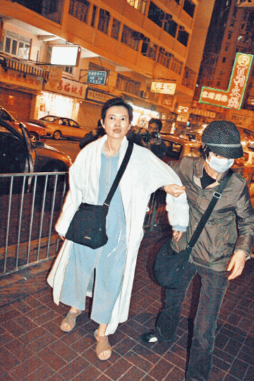 2007年藍潔瑛身穿浴袍及拖鞋在上水徘徊,被人發現後送回太子舊居。藍潔瑛在短片中指出自己割腕的傷痕。 2007年藍潔瑛身穿浴袍及拖鞋在上水徘徊,被人發現後送回太子舊居。藍潔瑛在短片中指出自己割腕的傷痕。