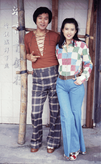 鄭少秋(左)與藍潔瑛(右)拍攝劇集《大時代》時合照。 鄭少秋(左)與藍潔瑛(右)拍攝劇集《大時代》時合照。