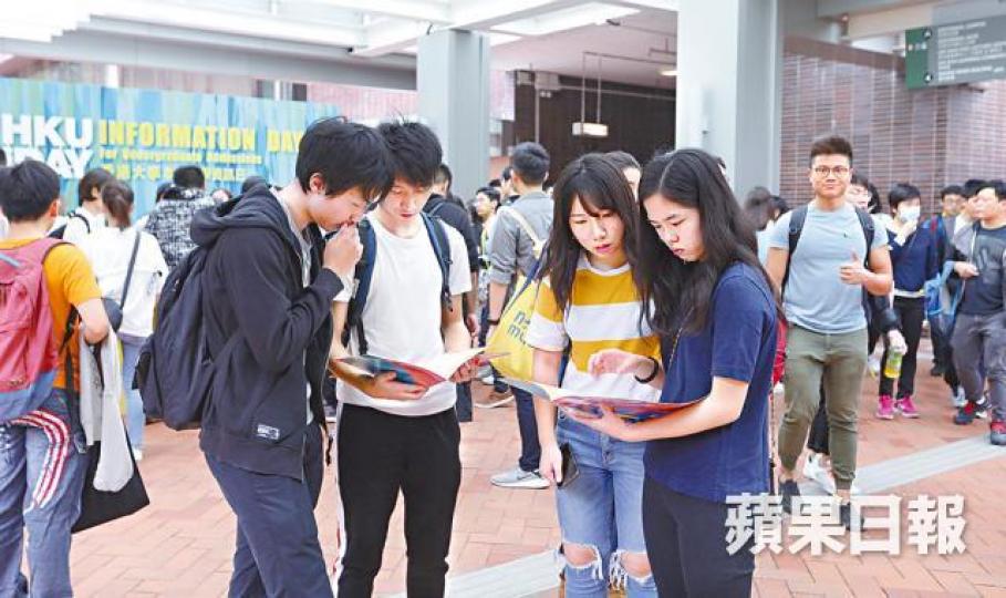 港大昨舉行本科入學資訊日,全日錄得10.3萬人次破紀錄。陳海威攝港大醫學院長梁卓偉 港大昨舉行本科入學資訊日,全日錄得10.3萬人次破紀錄。陳海威攝港大醫學院長梁卓偉