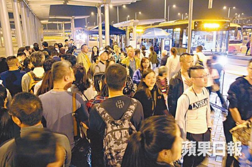 傍晚香港口岸金巴站排隊人數不算多,站頭只開放一個泊位讓乘客上車。 傍晚香港口岸金巴站排隊人數不算多,站頭只開放一個泊位讓乘客上車。