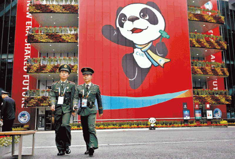 武警進駐會場,保安森嚴。路透社 武警進駐會場,保安森嚴。路透社