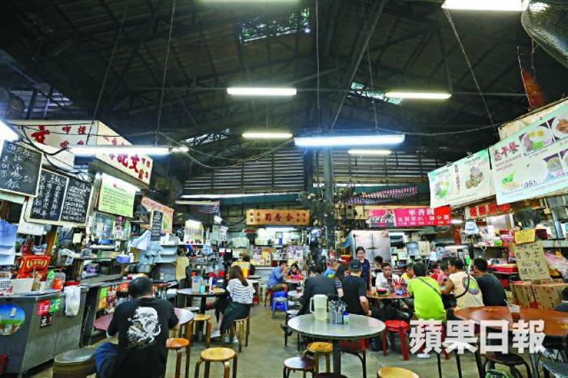海防道臨時街市熟食市場的屋頂日久失修穿了大洞,每逢暴風雨必會水浸。李家皓攝對仁利老闆鄭先生來說,重建工程將進一步消滅碩果僅存的大牌檔風味。讓鄭先生最不捨的,可能是由父親親手製作的爐頭。今年11月30日,臨時了40年的海防道臨時街市熟食市場就會關閉重建。 海防道臨時街市熟食市場的屋頂日久失修穿了大洞,每逢暴風雨必會水浸。李家皓攝對仁利老闆鄭先生來說,重建工程將進一步消滅碩果僅存的大牌檔風味。讓鄭先生最不捨的,可能是由父親親手製作的爐頭。今年11月30日,臨時了40年的海防道臨時街市熟食市場就會關閉重建。