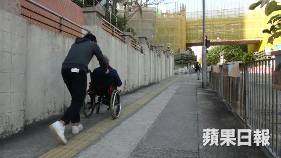 見到一名腳傷了的男士坐地上,我立即扶他上輪椅,再推回醫院,沿途他不停地說多謝。 見到一名腳傷了的男士坐地上,我立即扶他上輪椅,再推回醫院,沿途他不停地說多謝。