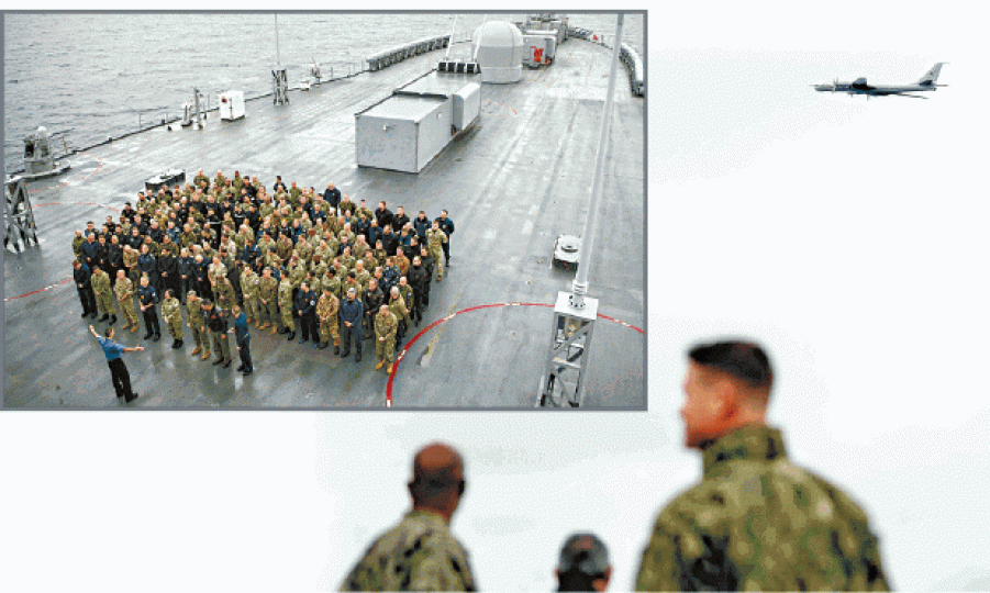 北約海軍陸戰隊在艦上拍照,期間一架俄軍機在附近低飛。 北約海軍陸戰隊在艦上拍照,期間一架俄軍機在附近低飛。