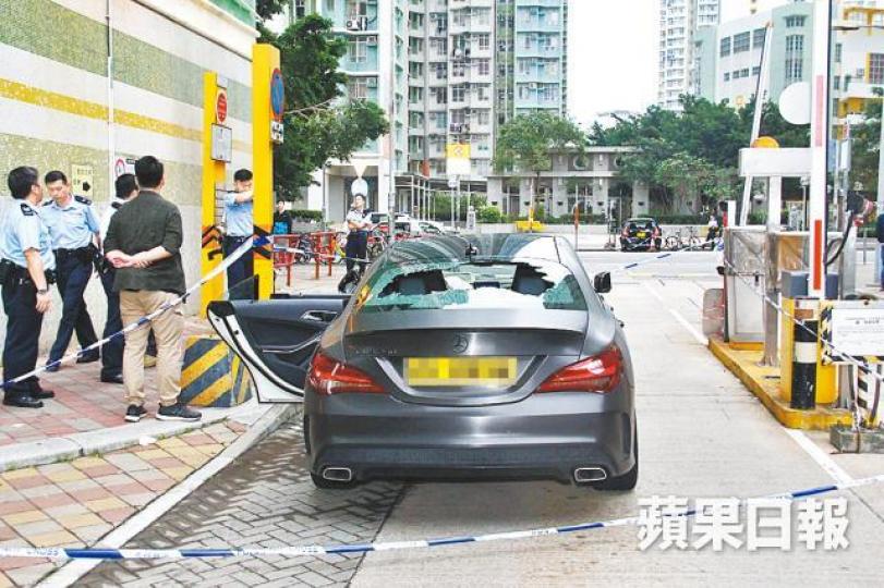 平治車窗遭歹徒擊碎,警員在場調查。涉案的Jazz私家車失控撞欄損毀。謝志輝攝 平治車窗遭歹徒擊碎,警員在場調查。涉案的Jazz私家車失控撞欄損毀。謝志輝攝