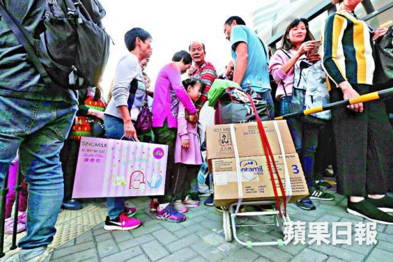 有旅客推着一箱烏冬及一箱奶粉候車返內地。 有旅客推着一箱烏冬及一箱奶粉候車返內地。