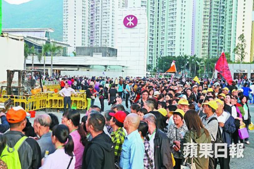 大批內地跟團旅客昨傍晚在東涌巴士站等候嶼巴往港珠澳大橋香港口岸,人龍延至港鐵東涌站對開。夏家朗攝昂坪360纜車站有大批旅客排隊買票。有線電視畫面多名頭戴紅帽的內地團旅客逼爆東涌富東商場的食肆。商舖擠滿買奶粉及日用品的內地客。東涌居民關注組fb圖片 大批內地跟團旅客昨傍晚在東涌巴士站等候嶼巴往港珠澳大橋香港口岸,人龍延至港鐵東涌站對開。夏家朗攝昂坪360纜車站有大批旅客排隊買票。有線電視畫面多名頭戴紅帽的內地團旅客逼爆東涌富東商場的食肆。商舖擠滿買奶粉及日用品的內地客。東涌居民關注組fb圖片
