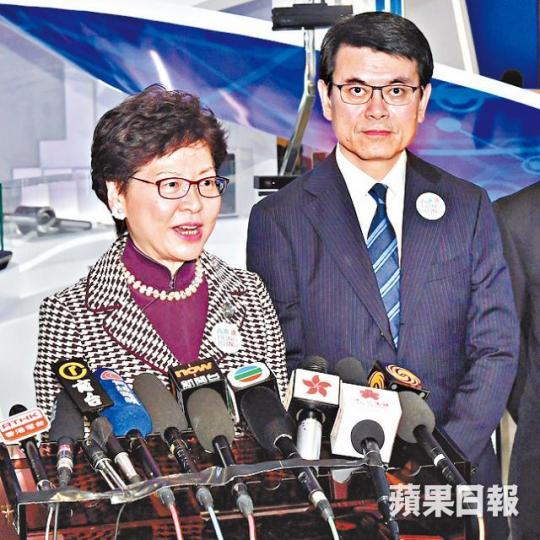 林鄭月娥昨在上海稱未有換人計劃;右為商經局長邱騰華。張建宗陳茂波陳帆負責的運房局有可能分拆。資料圖片 林鄭月娥昨在上海稱未有換人計劃;右為商經局長邱騰華。張建宗陳茂波陳帆負責的運房局有可能分拆。資料圖片