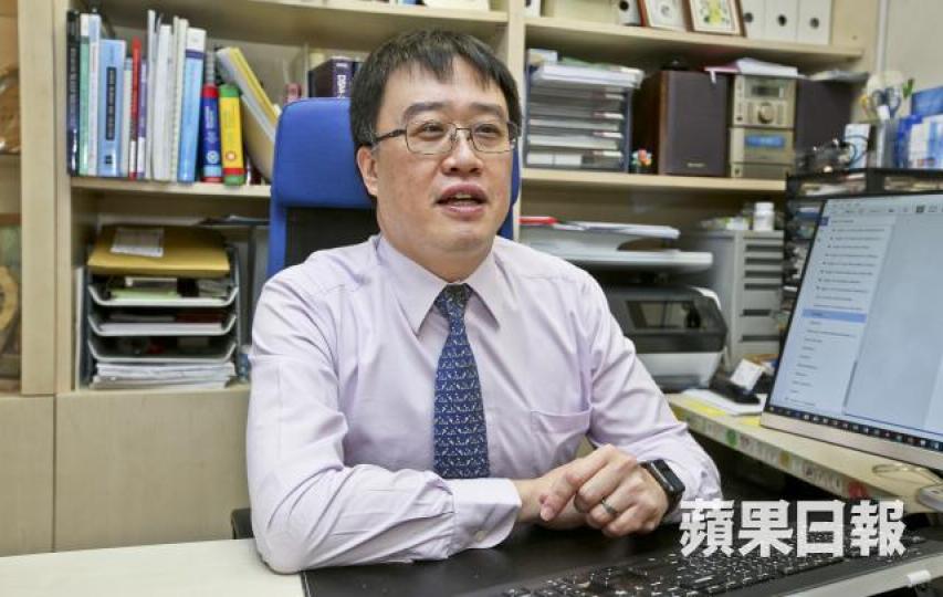 方日旭醫生指出,褪黑激素分泌受光線影響,建議市民睡前減少玩手機。李潤芳攝 方日旭醫生指出,褪黑激素分泌受光線影響,建議市民睡前減少玩手機。李潤芳攝