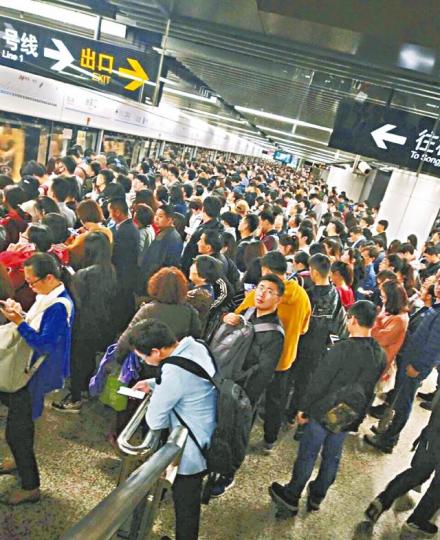 受交通管制影響,市民擠爆地鐵站。參觀人士接受保安檢查。 受交通管制影響,市民擠爆地鐵站。參觀人士接受保安檢查。