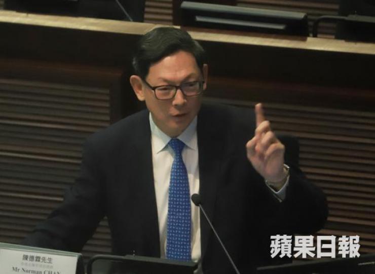 陳德霖昨出席立法會財經事務委員會會議上回應樓市問題。 陳德霖昨出席立法會財經事務委員會會議上回應樓市問題。