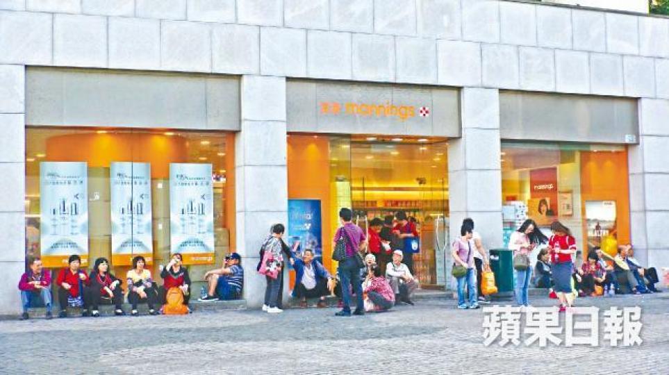 內地團友經港珠澳橋抵東涌後「自由活動」,部份蹲坐在東薈城附近的萬寧門外。翁鈺輝攝來自東莞的團友蔡先生(紅衫者)買了多罐奶粉。 內地團友經港珠澳橋抵東涌後「自由活動」,部份蹲坐在東薈城附近的萬寧門外。翁鈺輝攝來自東莞的團友蔡先生(紅衫者)買了多罐奶粉。