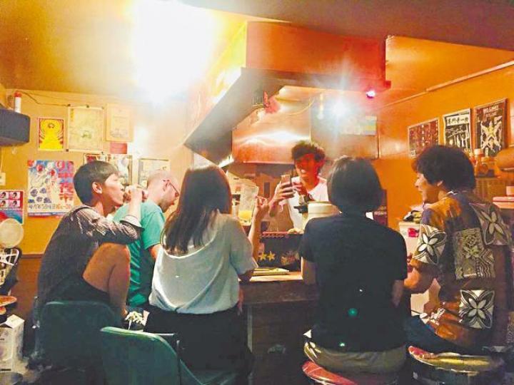 松本哉 (右一)的「蝦米Bar」為不少拮据的旅人、從事非主流職業的人士帶來額外收入。港人Vincent和Yan曾在酒吧當一晚店長。 松本哉 (右一)的「蝦米Bar」為不少拮据的旅人、從事非主流職業的人士帶來額外收入。港人Vincent和Yan曾在酒吧當一晚店長。