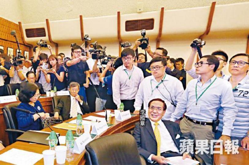 2015年7月,港大校委會討論副校長任命期間,學生衝入會議室指斥主席李國章。港大學生會會長黃程鋒稱表明不支持李國章續掌校委會。陳海威攝 2015年7月,港大校委會討論副校長任命期間,學生衝入會議室指斥主席李國章。港大學生會會長黃程鋒稱表明不支持李國章續掌校委會。陳海威攝
